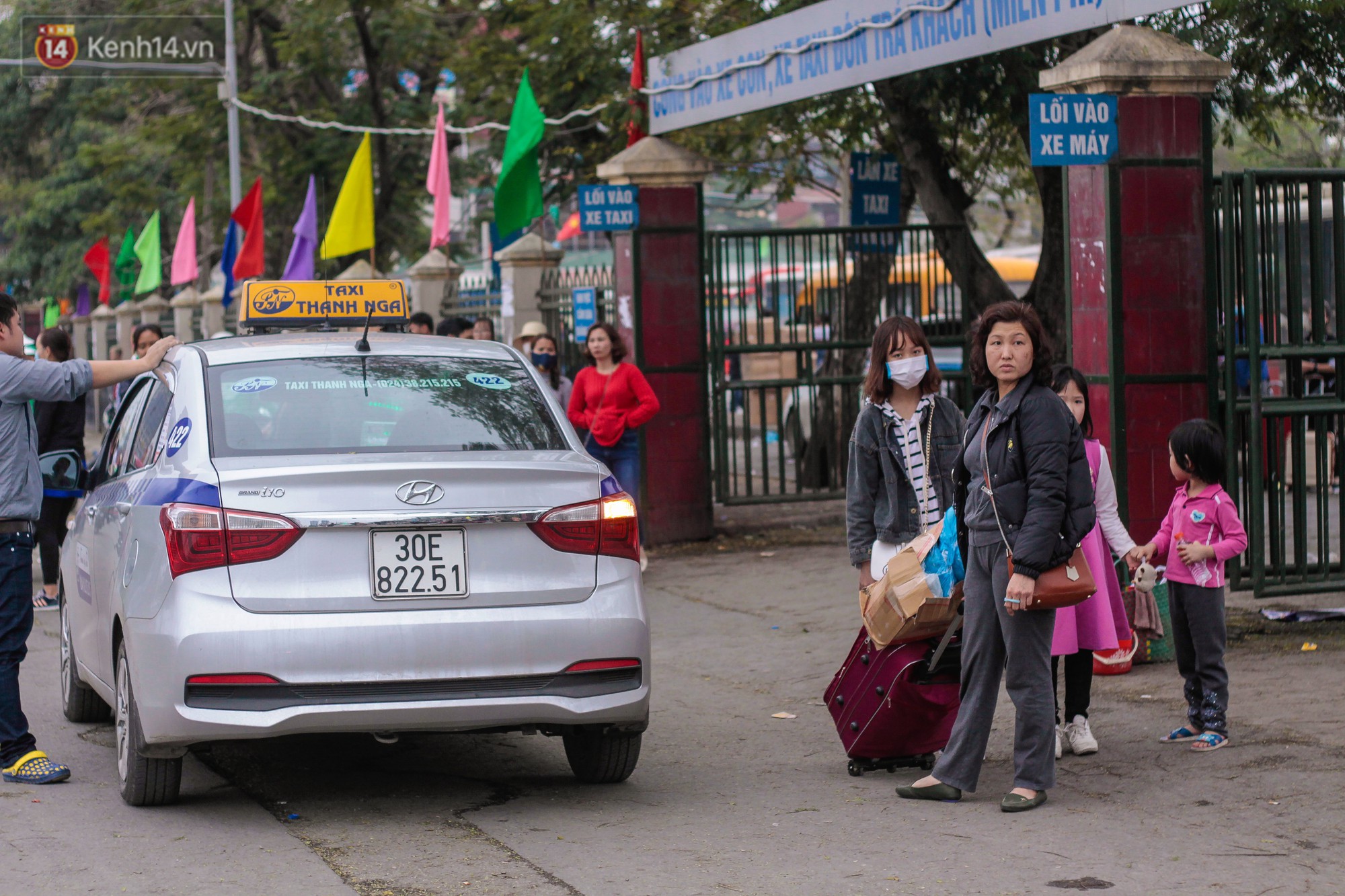 Chùm ảnh: Người dân lỉnh kỉnh đồ đạc tranh thủ quay lại Thủ đô sớm để nghỉ ngơi trước khi quay lại với guồng quay công việc